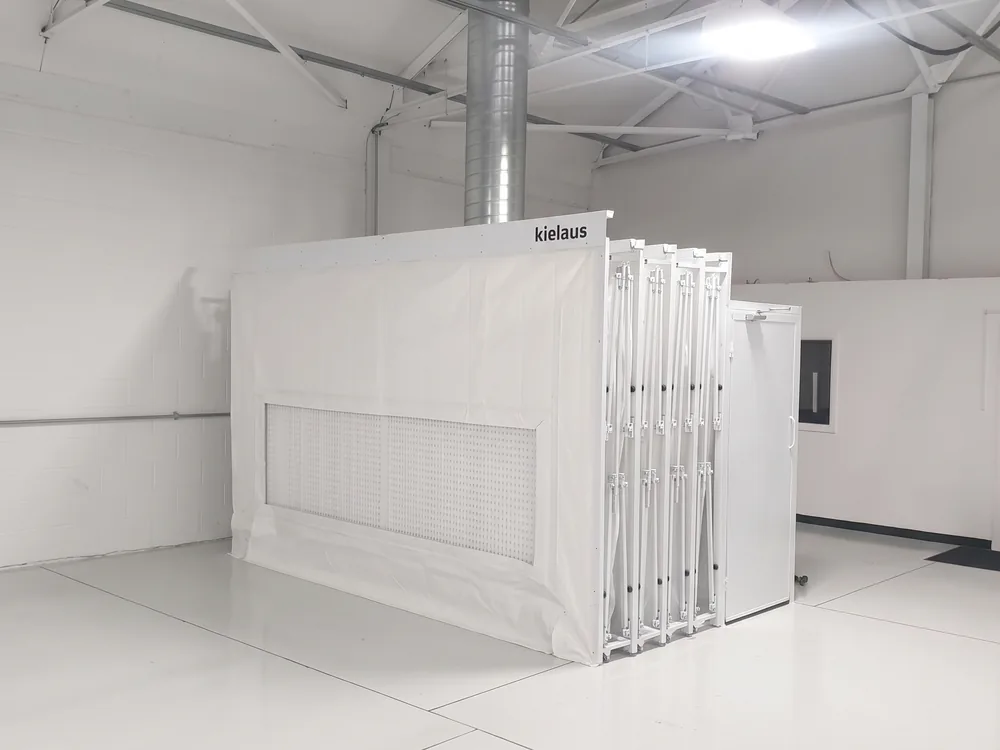 Cabina de pintura retráctil kielaus KLPB2540 con lona instalada en un taller